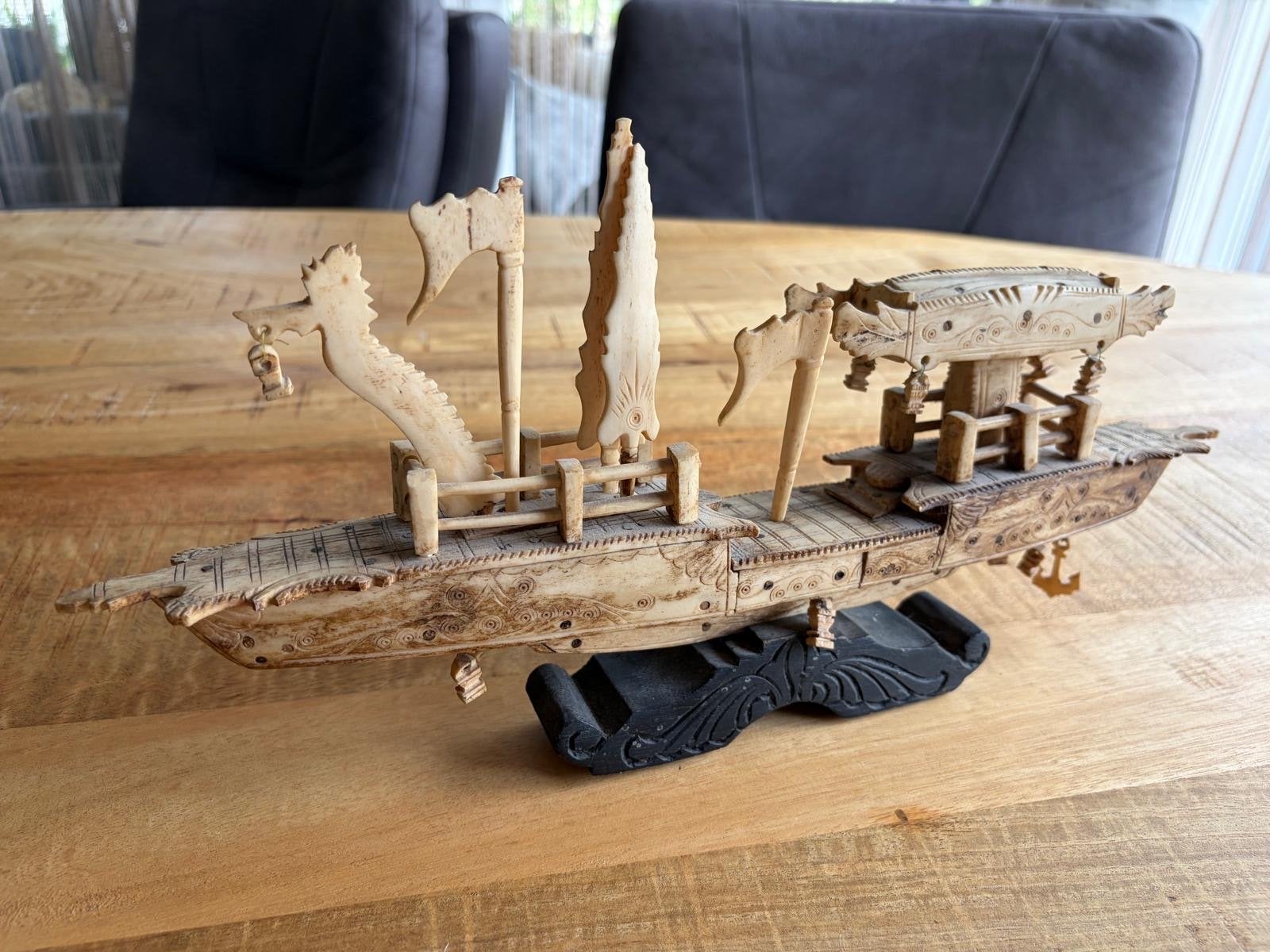 Gedetailleerd scheepsmodel met drakenkoppen van been, Ophalen of Verzenden