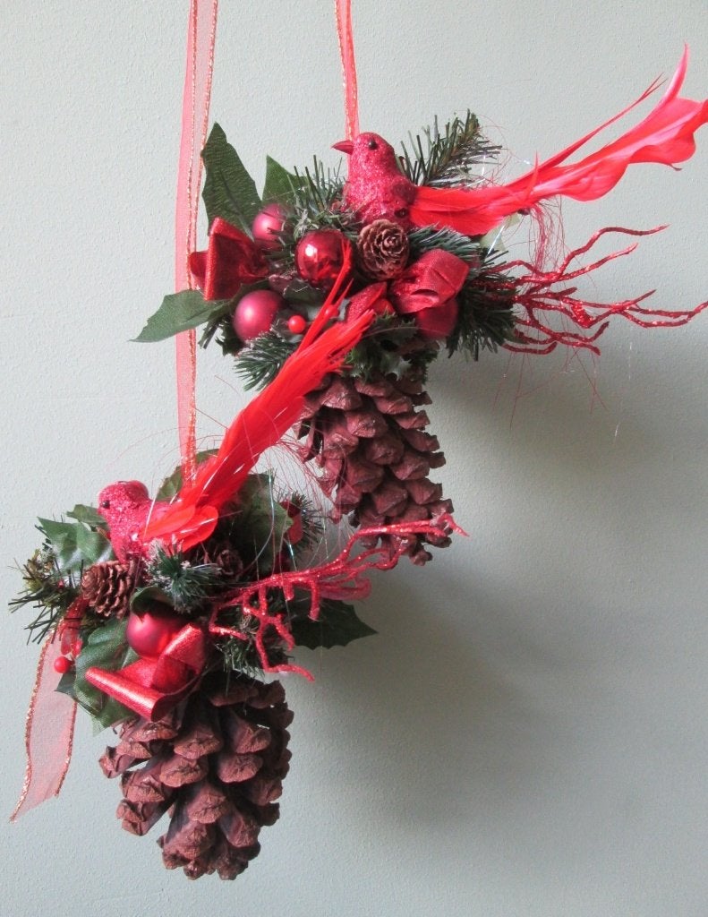 Kerst Hangers 2 Gedecoreerde Dennenappels met Vogels en Lint, Ophalen of Verzenden, Nieuw