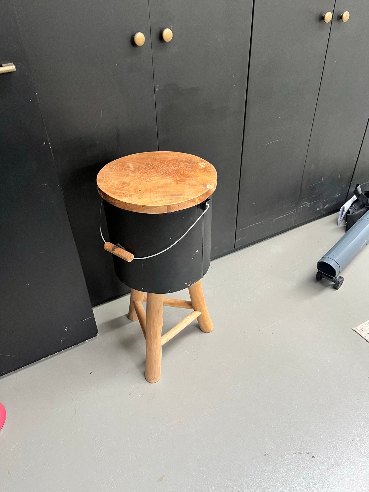 Zwart metalen emmer met houten deksel en poten, Ophalen, Gebruikt, Hout