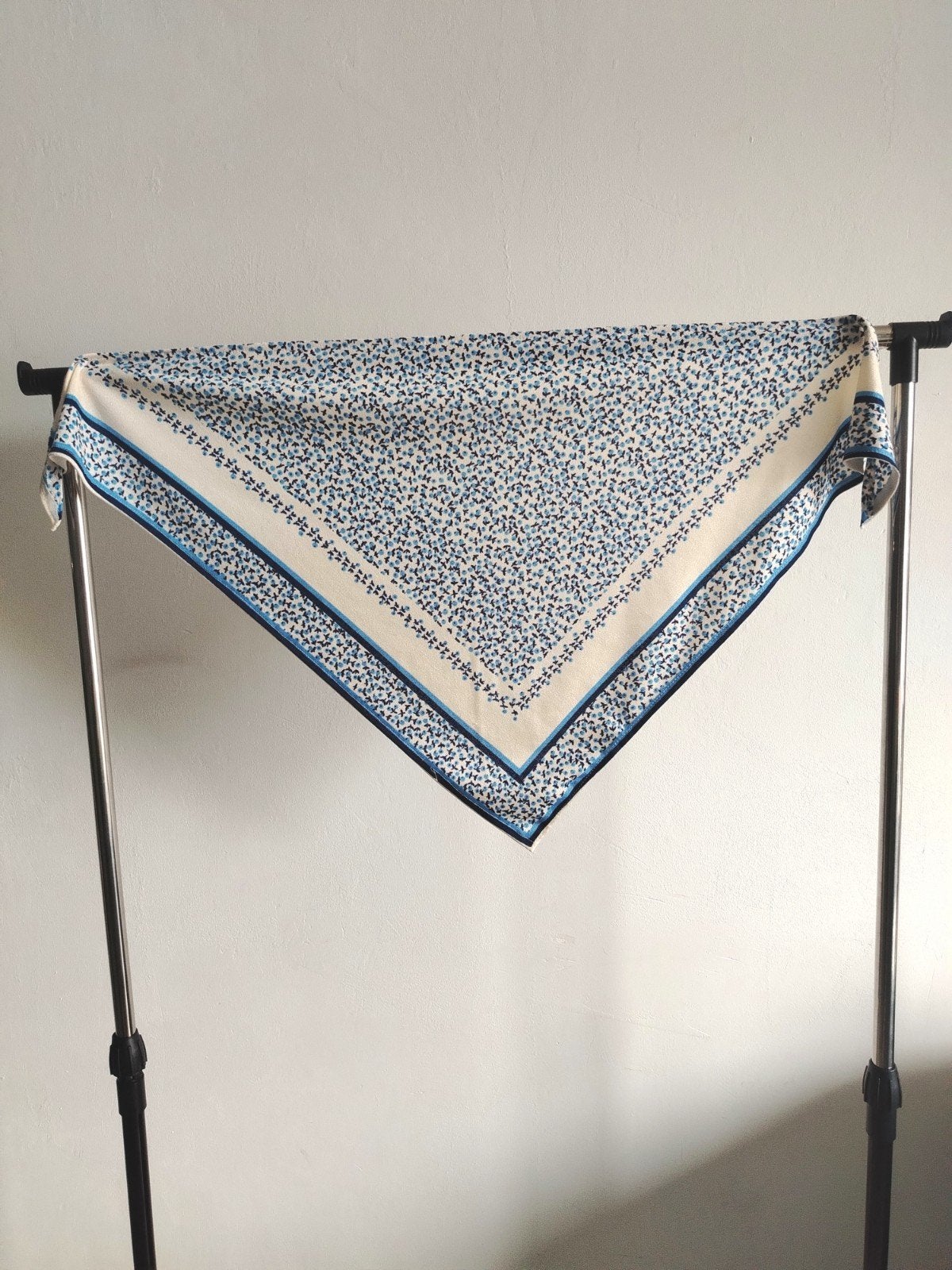 vintage oma Blauwe en witte sjaal met bloemenprint, Kleding | Dames, Maat 38/40 (M), Ophalen of Verzenden, Sjaal, Onbekend