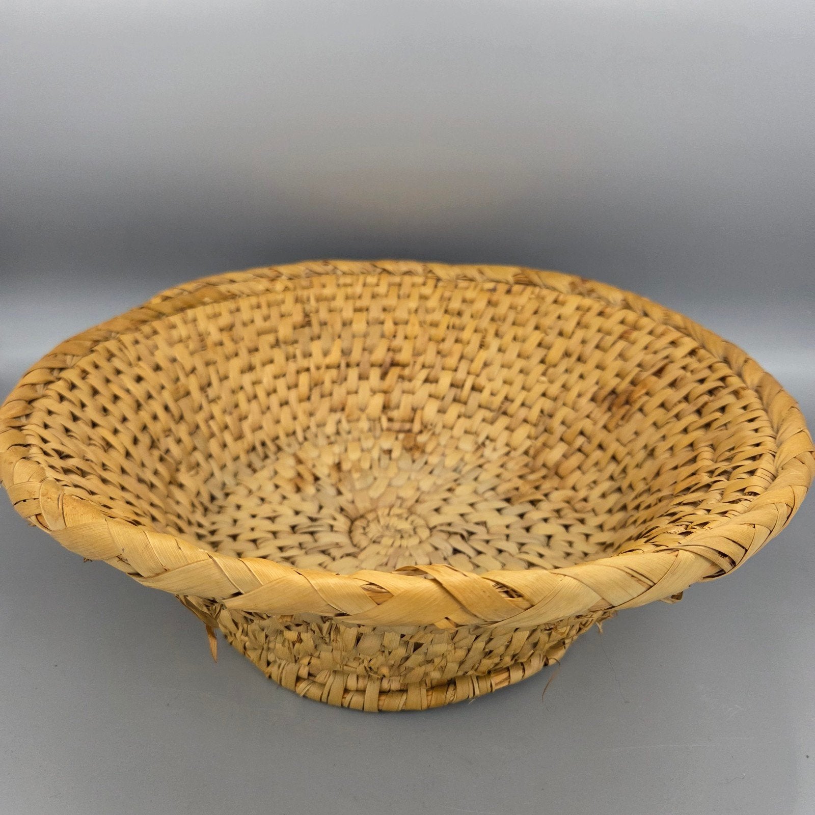 Vintage rieten mand - Handgeweven decoratieve schaal, Ophalen of Verzenden