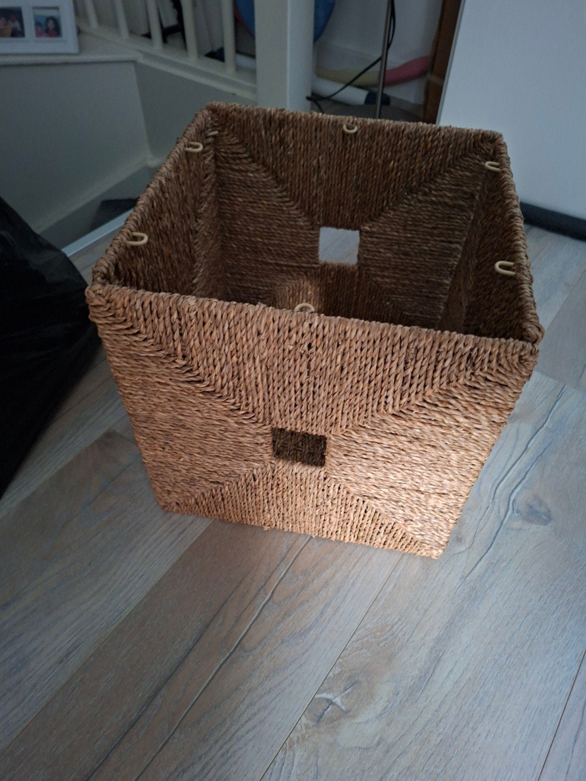 Gevlochten rieten opbergmand  Ikea, Huis en Inrichting, Woonaccessoires | Schalen en Manden, Gevlochten, Mand, Vierkant, Ophalen of Verzenden