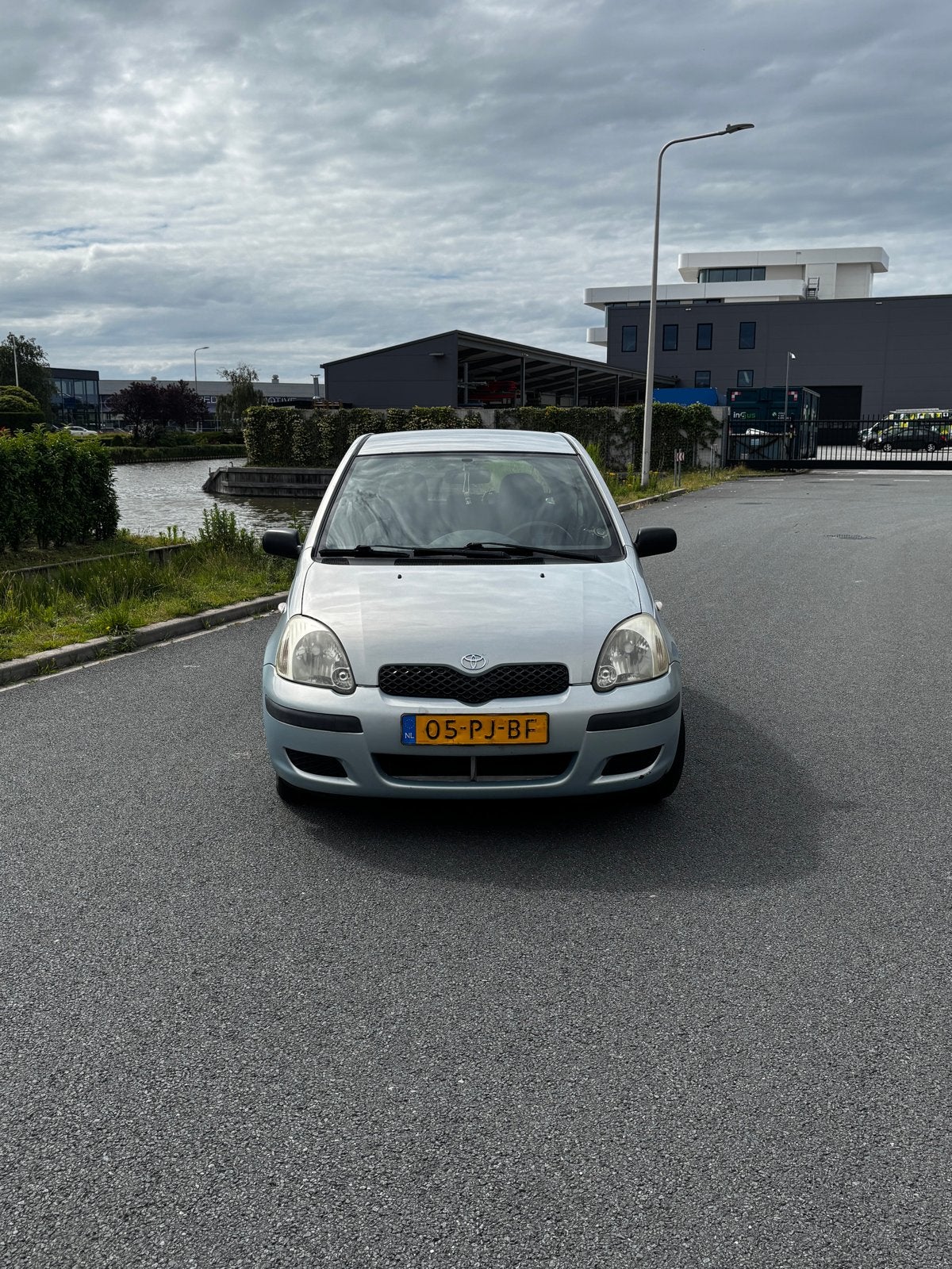 Toyota Yaris 1.0 16V Vvti 3DR 2004 Blauw <150000km, Auto's, 31 €/maand, 4 cilinders, 855 kg, Origineel Nederlands