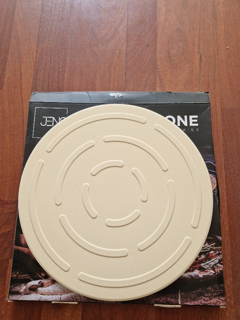 Nieuwe JENS Living Baking Stone Ø33cm – pizzasteen, Overige typen, Nieuw, Ophalen of Verzenden, Steen/keramiek