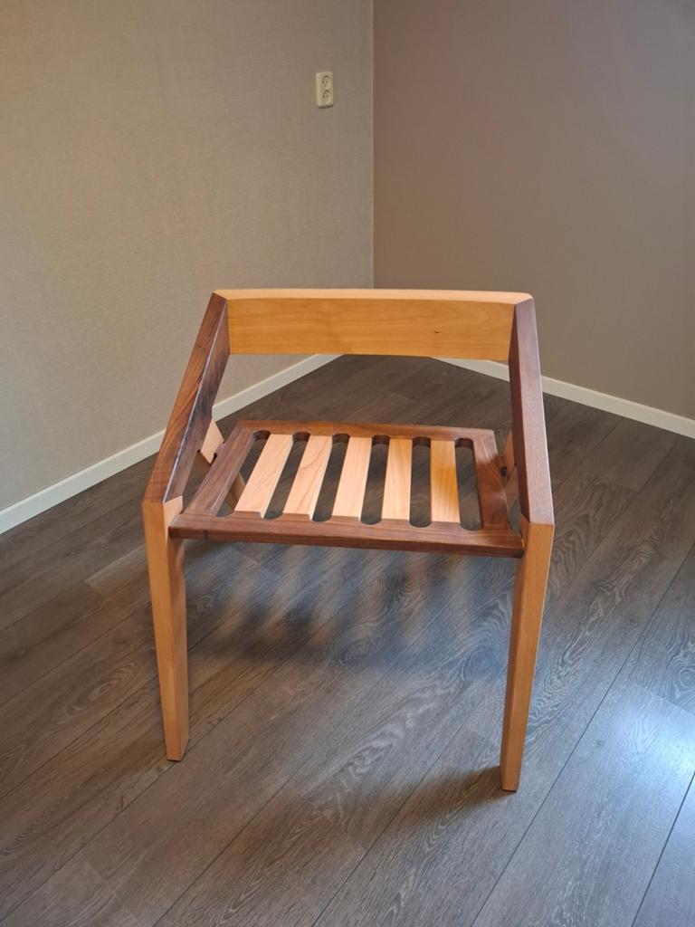 Unieke houten stoel - Handgemaakt design, Huis en Inrichting, Stoelen, Bruin, Zo goed als nieuw, Eén, Hout