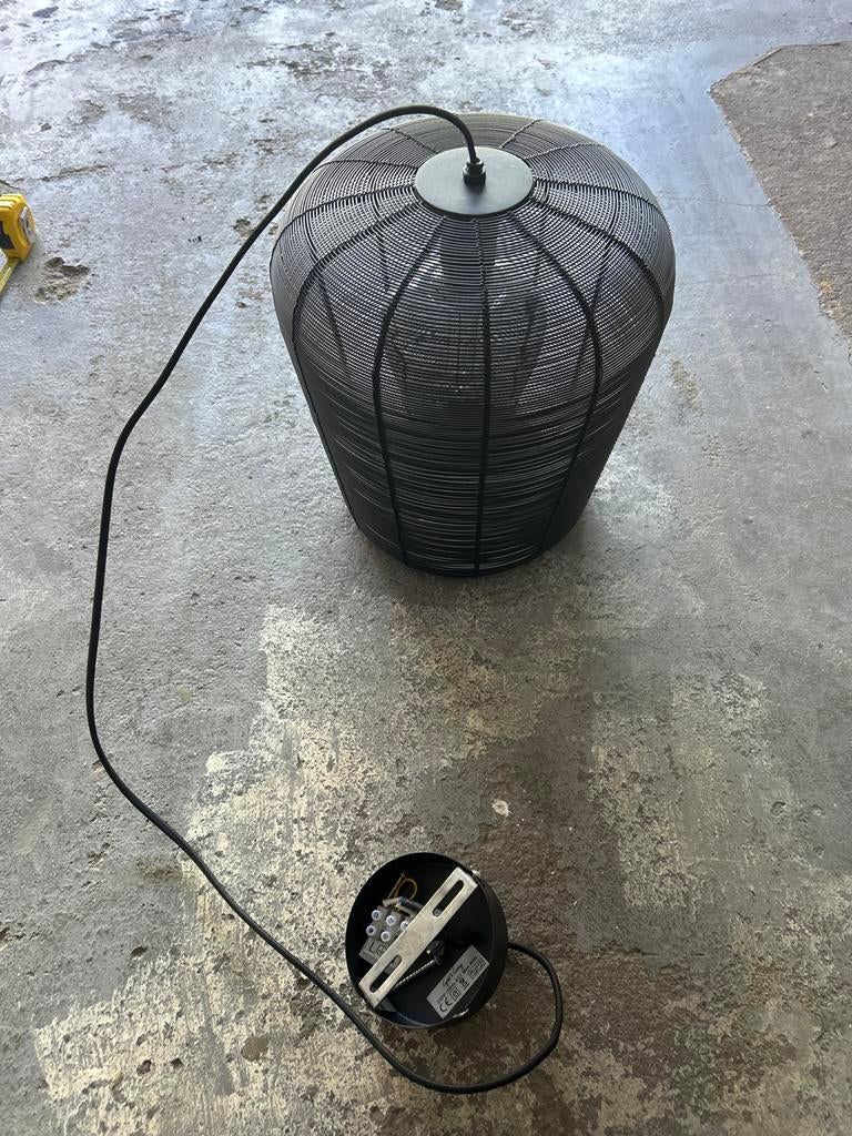 Moderne zwarte draadstalen hanglamp, Ophalen of Verzenden, Zo goed als nieuw