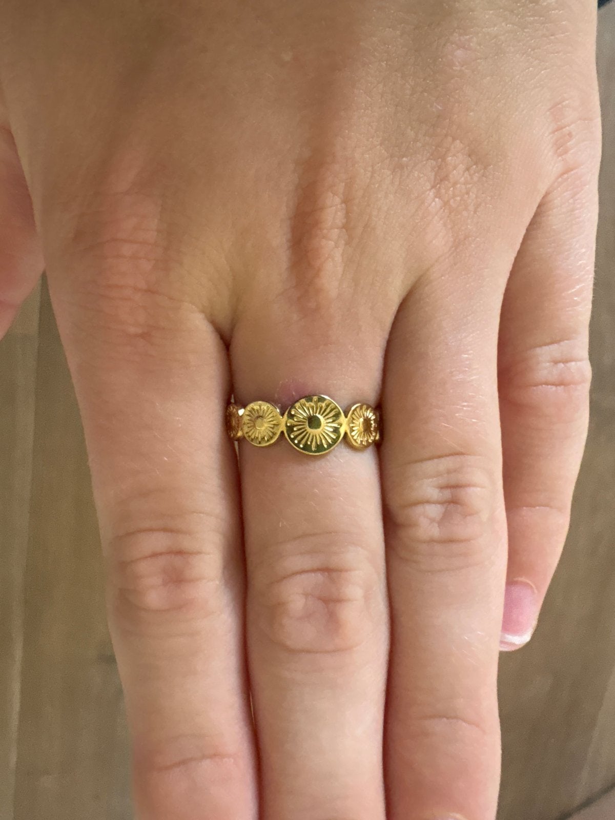 Gouden ring met zonnedesign - Verstelbaar, Ophalen of Verzenden, Zo goed als nieuw, 17 tot 18, Dame