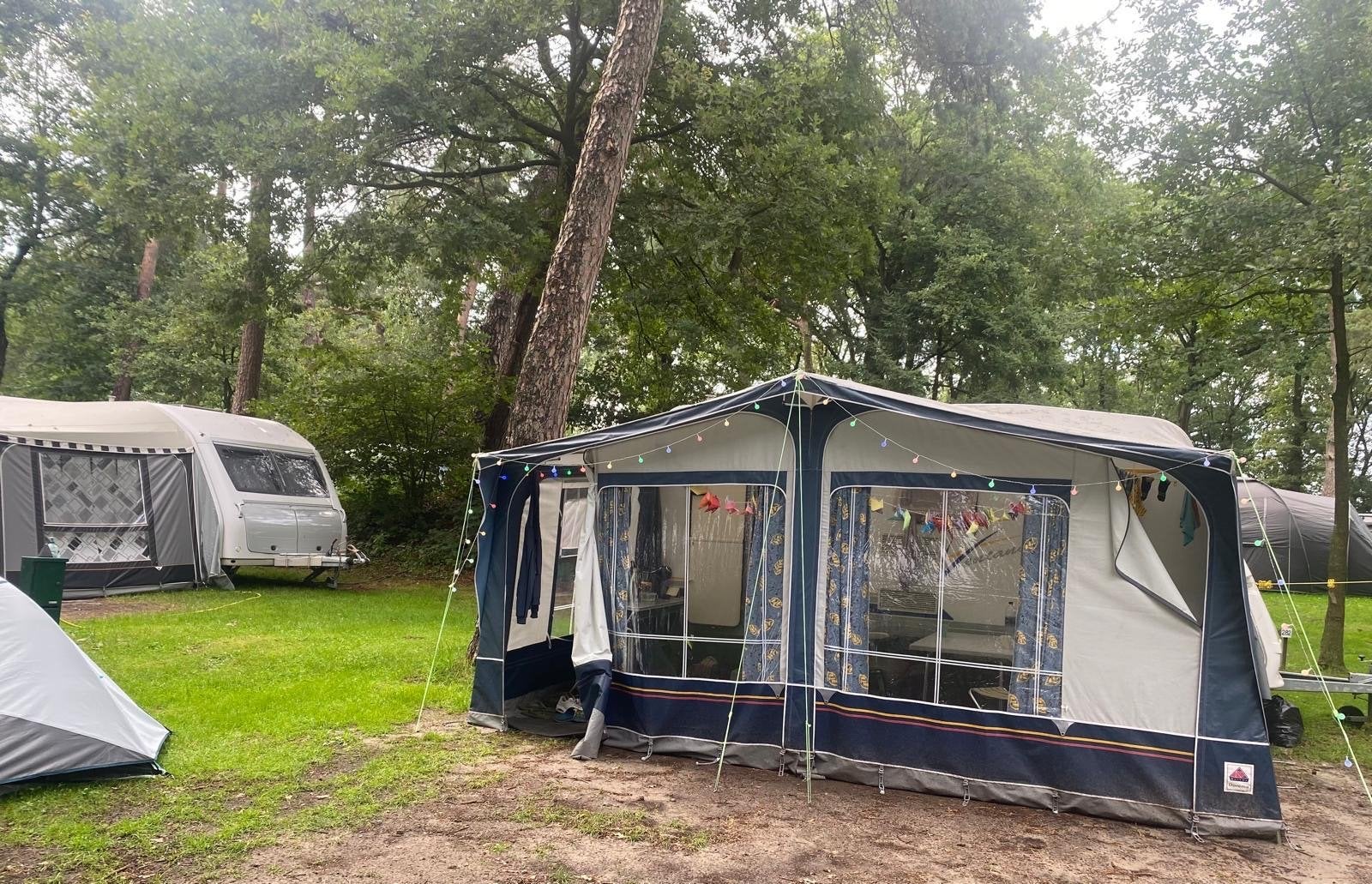 Burstner 425 TS Caravan met voortent - Ideaal voor gezin!, Caravans en Kamperen, Caravans, Overige merken, Omvormbare zithoek