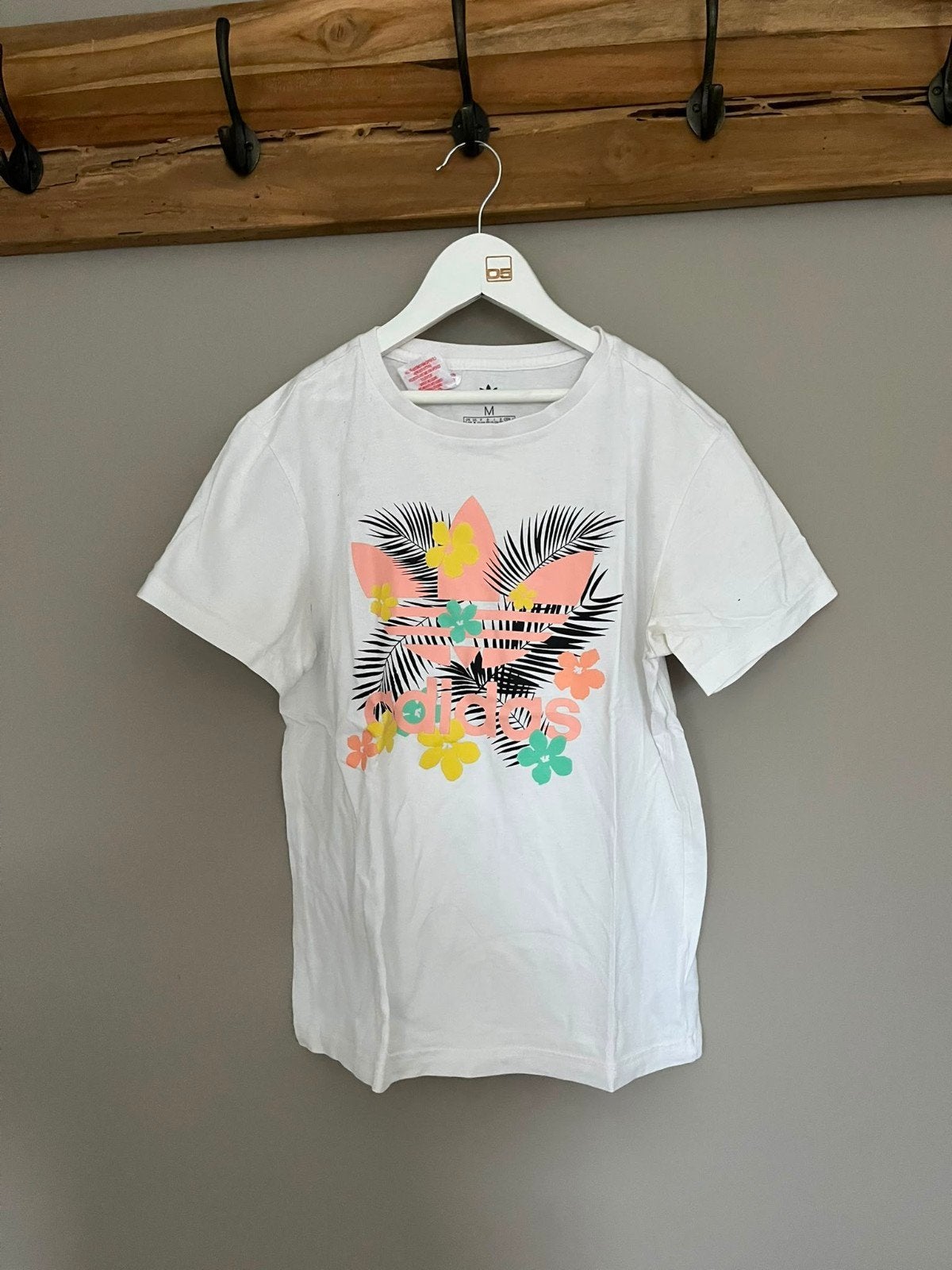 Adidas T-shirt met bloemenprint, Kinderen en Baby's, Kinderkleding | Maat 152, Adidas, Gebruikt, Meisje, Ophalen of Verzenden