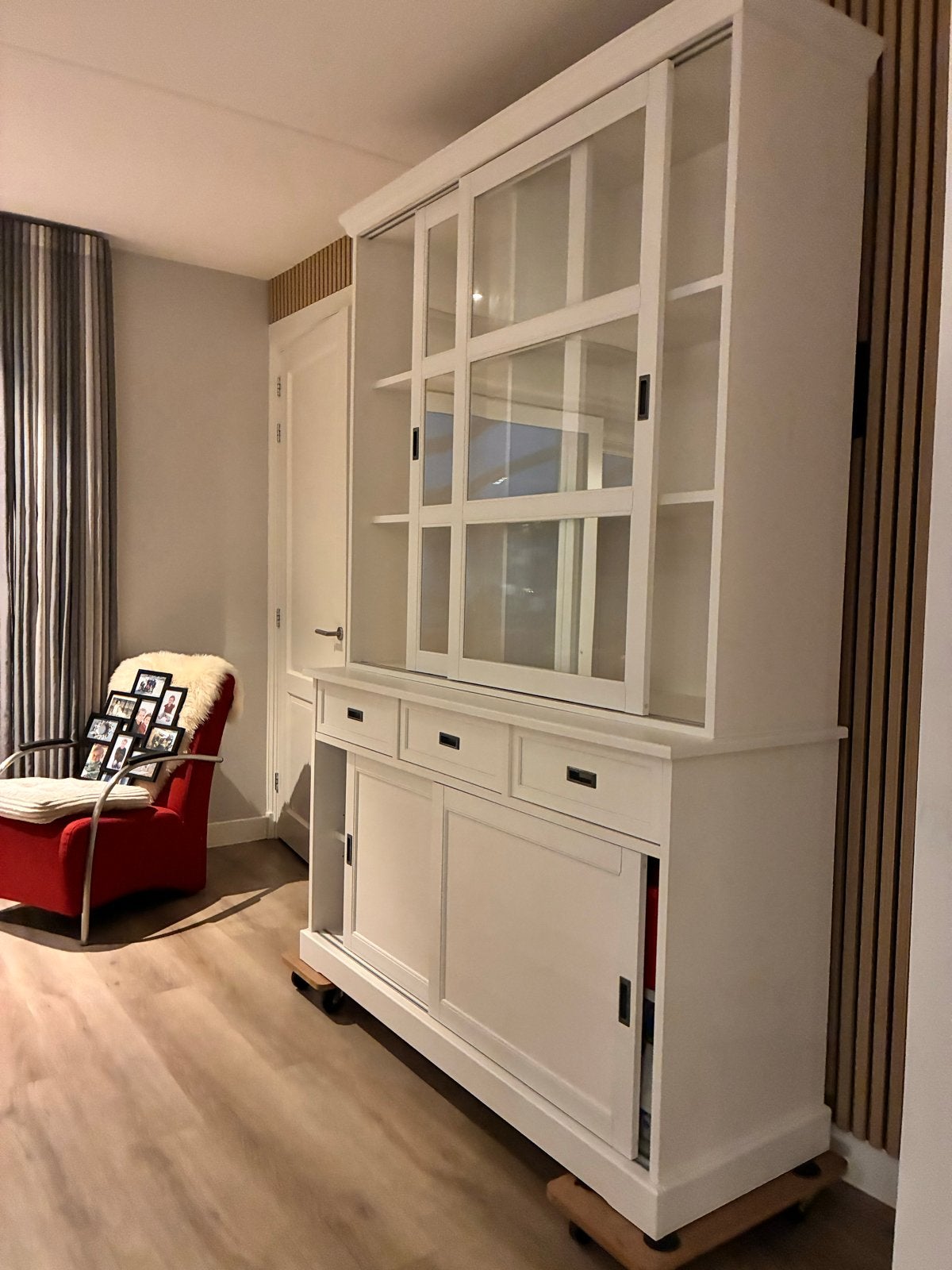Witte buffetkast met schuifdeuren en lades, Huis en Inrichting, Ophalen, Gebruikt, 200 cm of meer, 150 tot 200 cm