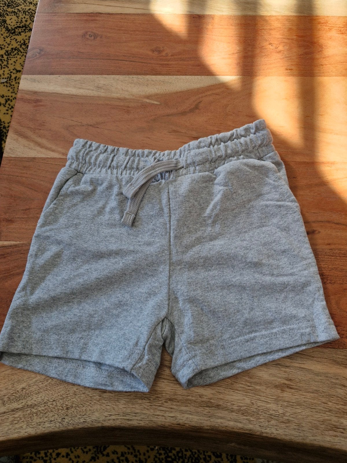 Grijze effen korte broek maat 98, Broek, KIK, Onbekend, Ophalen of Verzenden