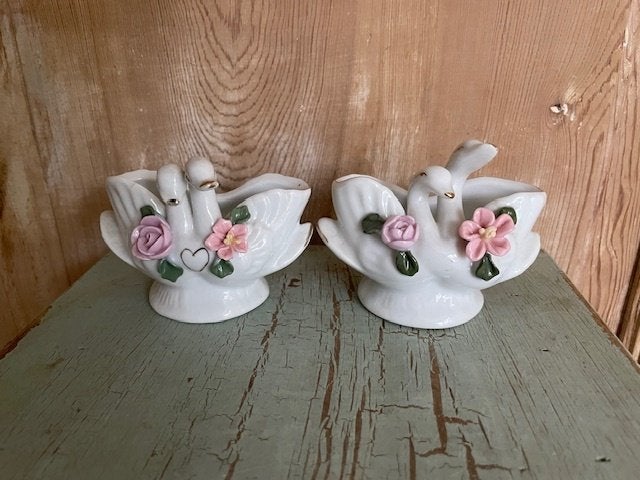 2 romantische kleine vaasjes van porselein. Zwaan zwanen, Antiek en Kunst, Ophalen