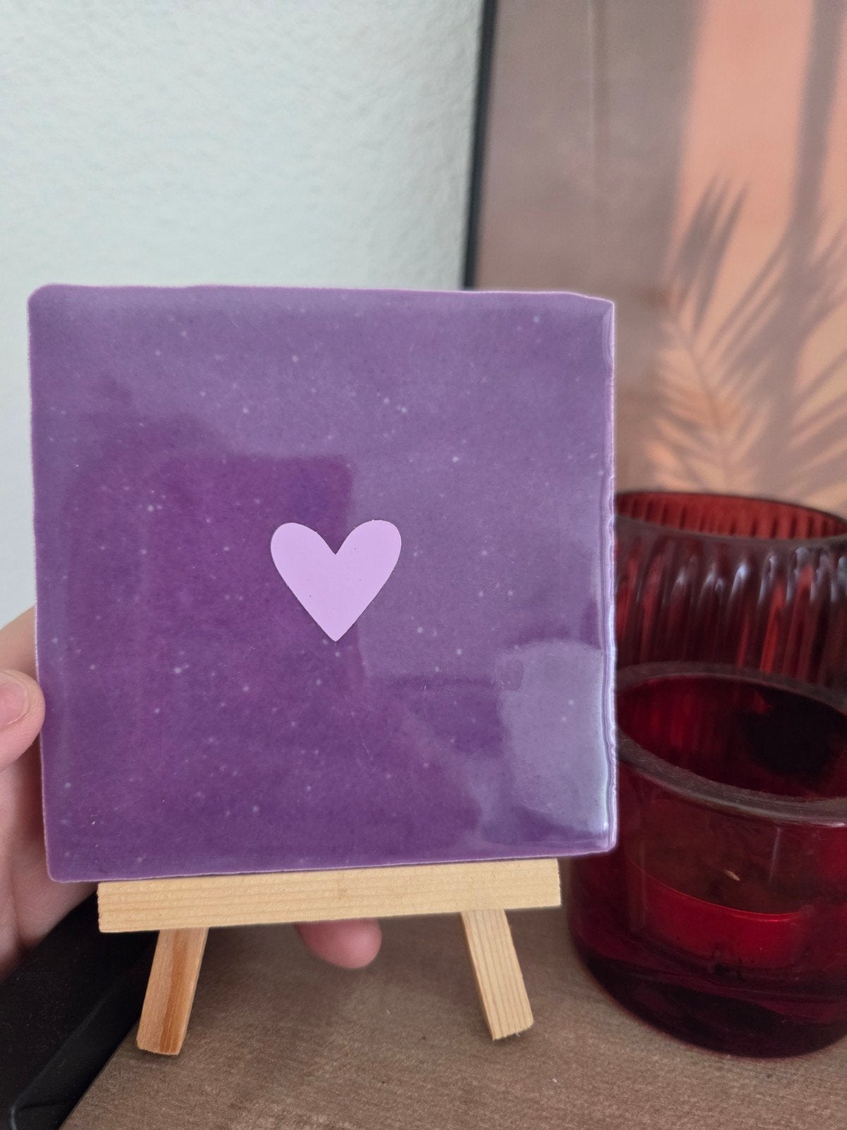 Paars/roze keramische tegel met hartje op houten ezel, Steen/keramiek, Ophalen of Verzenden, Zo goed als nieuw, 10 cm