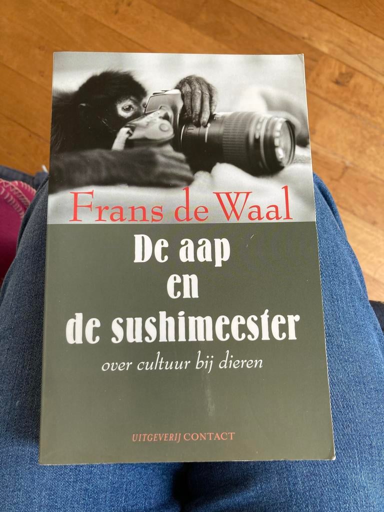 Frans de Waal -De aap en de sushimeester - Frans de Waal, Ophalen of Verzenden, Gelezen, Overige onderwerpen