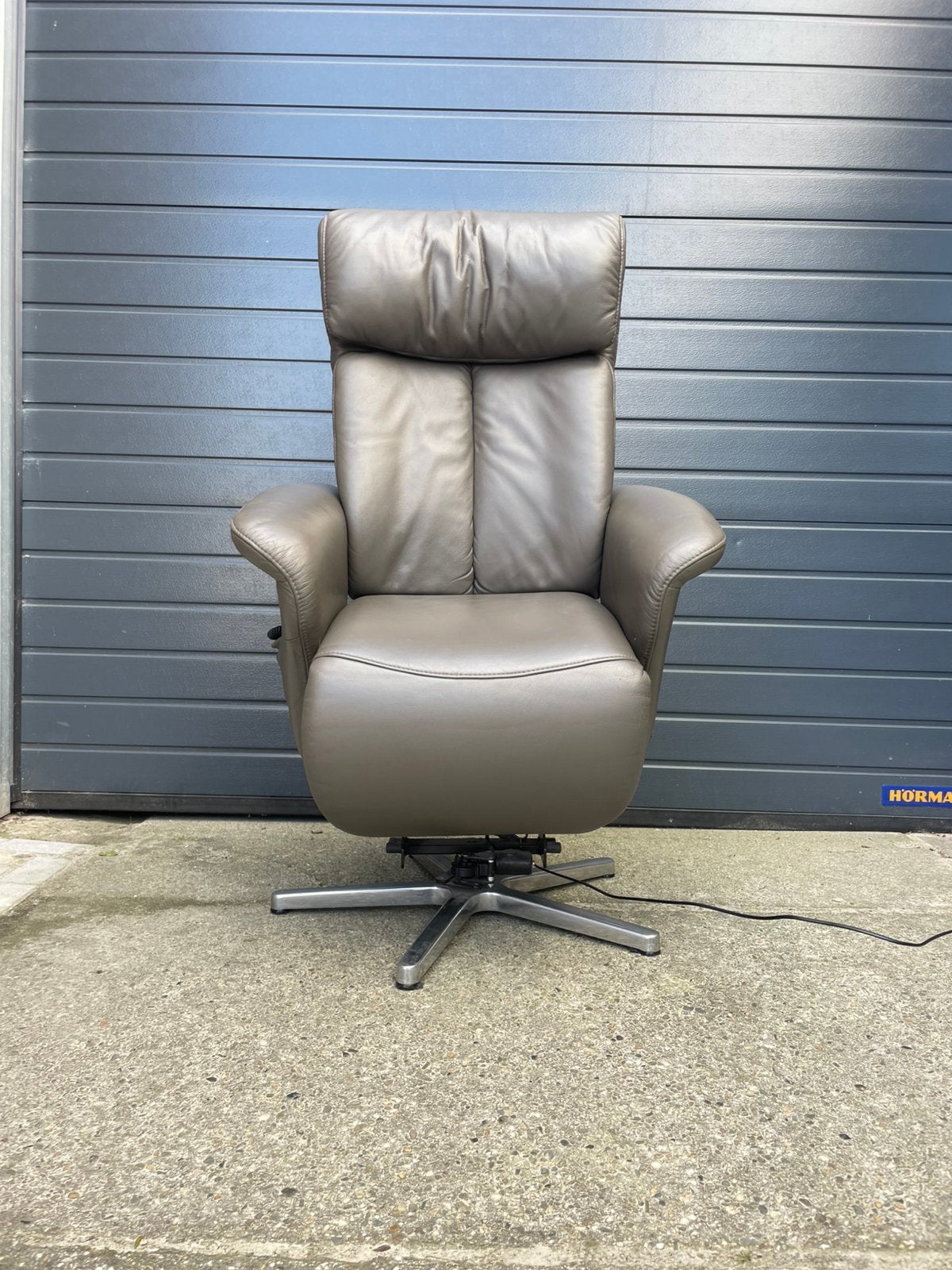Bruine elektrische himolla sta op stoel / relax fauteuil, Huis en Inrichting, Minder dan 75 cm, Ophalen of Verzenden, 50 tot 75 cm