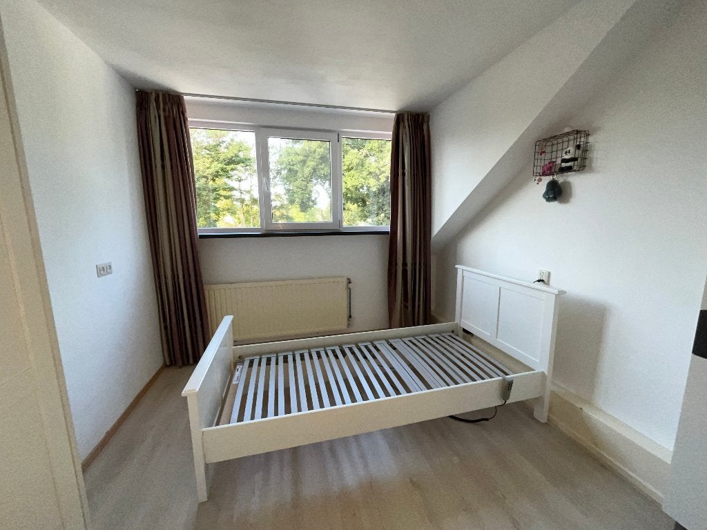 Mooi bed met elektrisch verstelbare lattenbodem, Ophalen, Verstelbaar, 90 cm, Eenpersoons