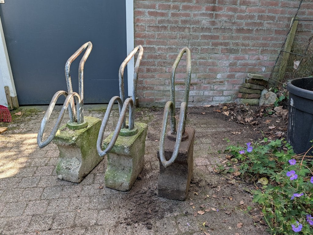 3 fietsenrekken op betonblok, Ophalen, Gebruikt