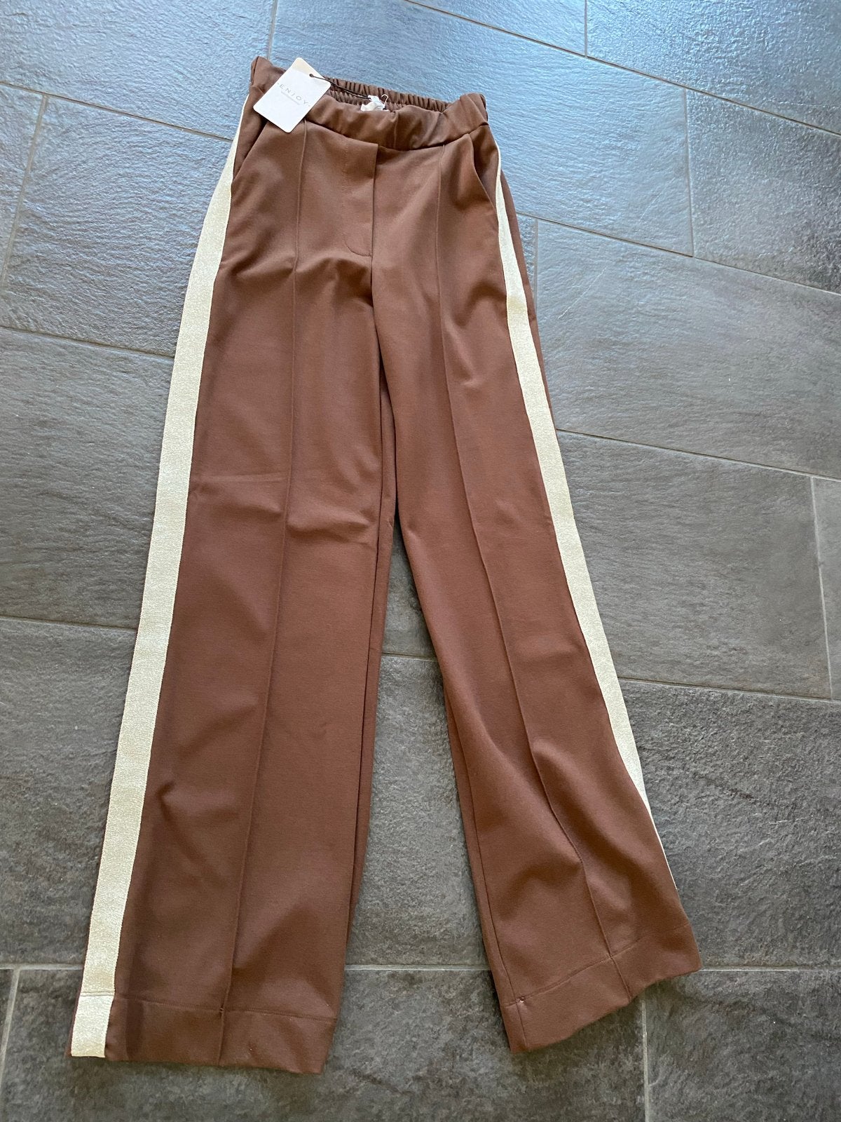 Nieuwe Enjoy broek met streep - Maat M, Maat 38/40 (M), Bruin, Nieuw, Ophalen of Verzenden