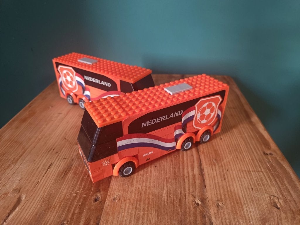 Oranje voetbalbussen (2 stuks) - nep 'Lego', Gebruikt, Lego, Overige typen, Ophalen of Verzenden