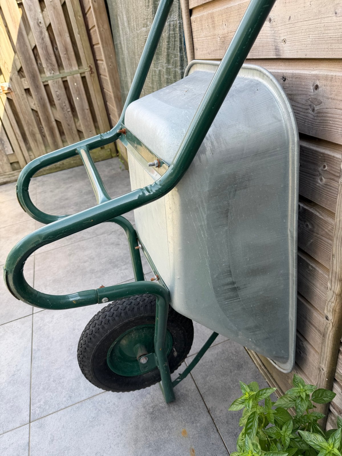 Stevige kruiwagen - Ideaal voor tuin en bouw, Tuin en Terras, Kruiwagens, Ophalen of Verzenden, Gebruikt, Handmatig, Eenwielig