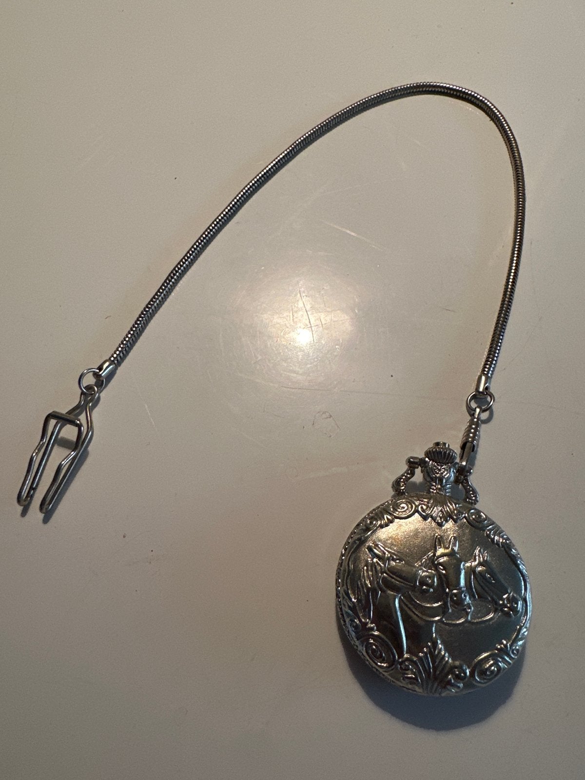 Zilverkleurig Zakhorloge met Paardenmotief en Ketting, Overige merken, Overige materialen, Zakhorloge, Gebruikt