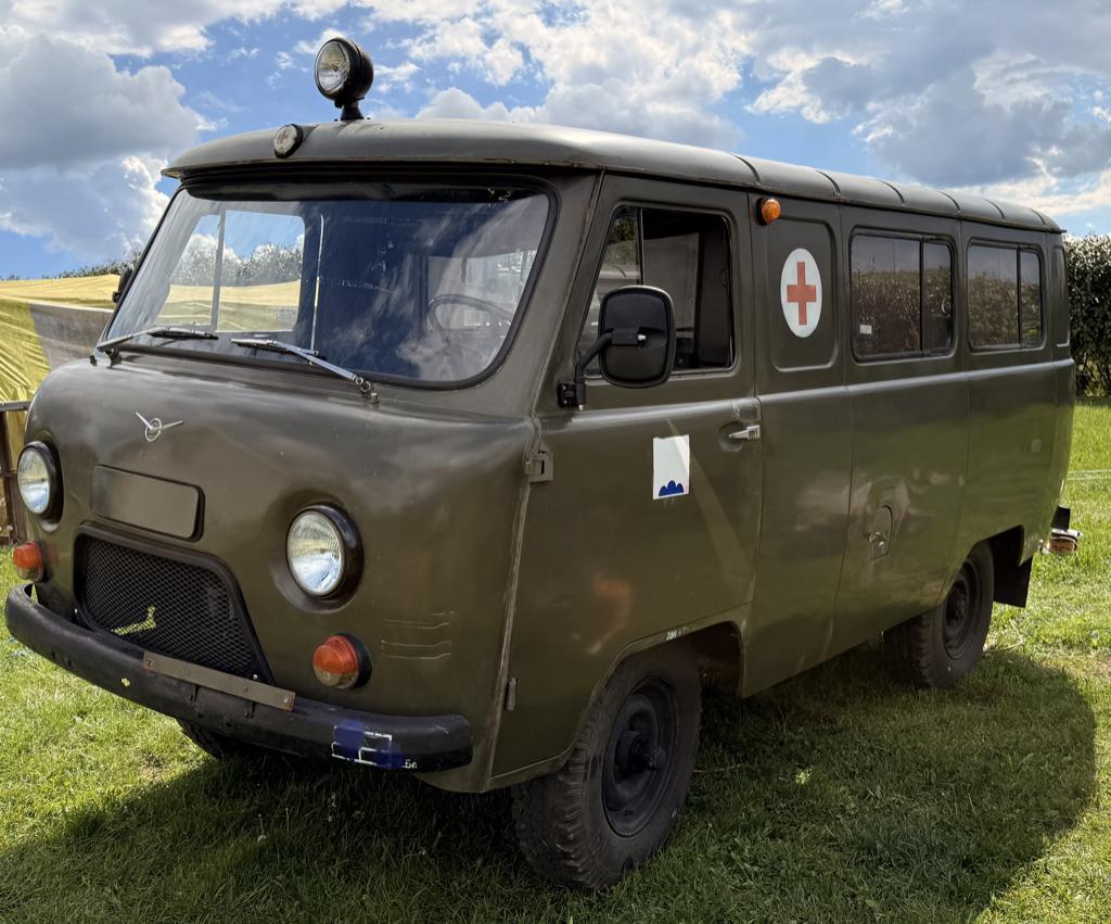Uaz 452 Buchanka UNIEKE ambulance,  4x4- wegenbel vrij, Auto's, Overige carrosserieën, Handgeschakeld, Vierwielaandrijving, Particulier