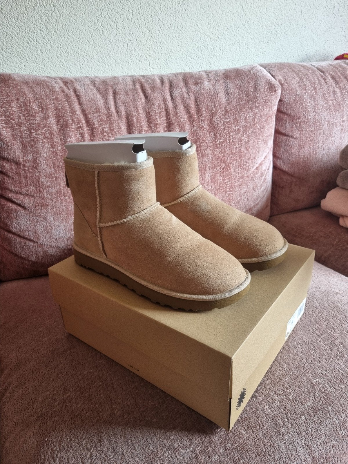 Nieuwe UGGs Classic Mini Laarzen Maat 41 Beige, UGG, Beige, Lage of Enkellaarzen, Nieuw