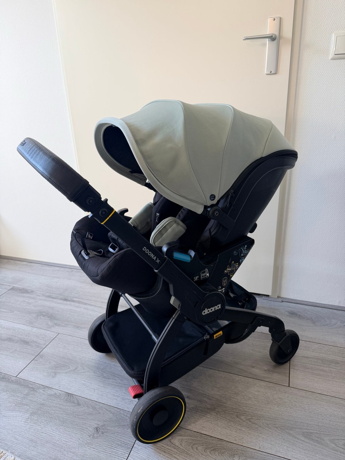 Doona X Dusty Sage compleet pakket met Isofix base, Kinderen en Baby's, Kinderwagens en Combinaties, Gebruikt, Combiwagen, Overige merken