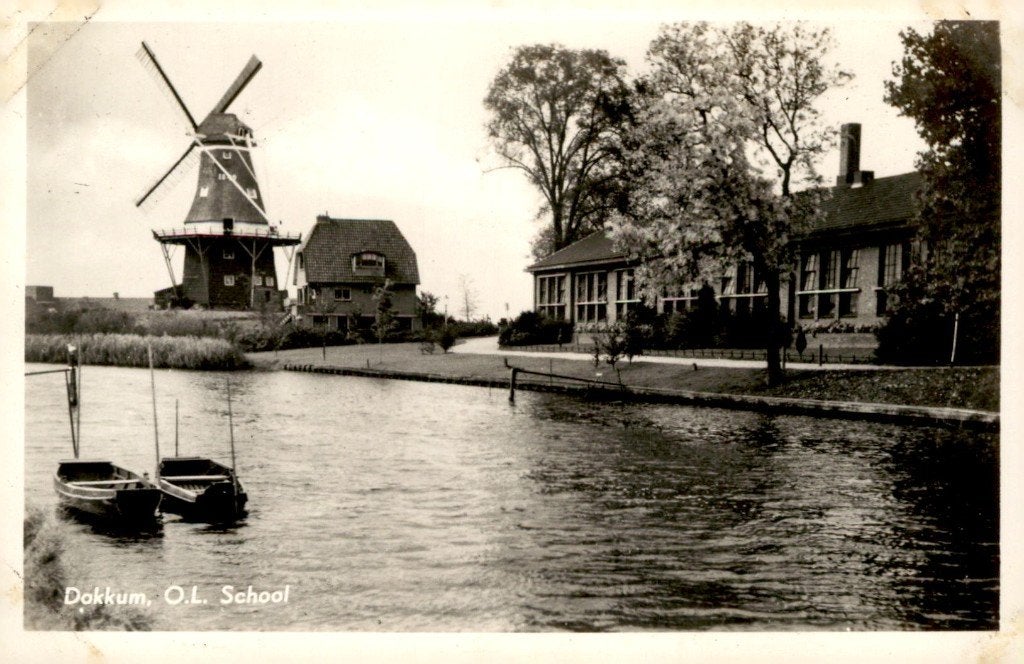 Dokkum O.L. school met de Molen # 560, Verzenden, 1940 tot 1960, Ongelopen, Friesland