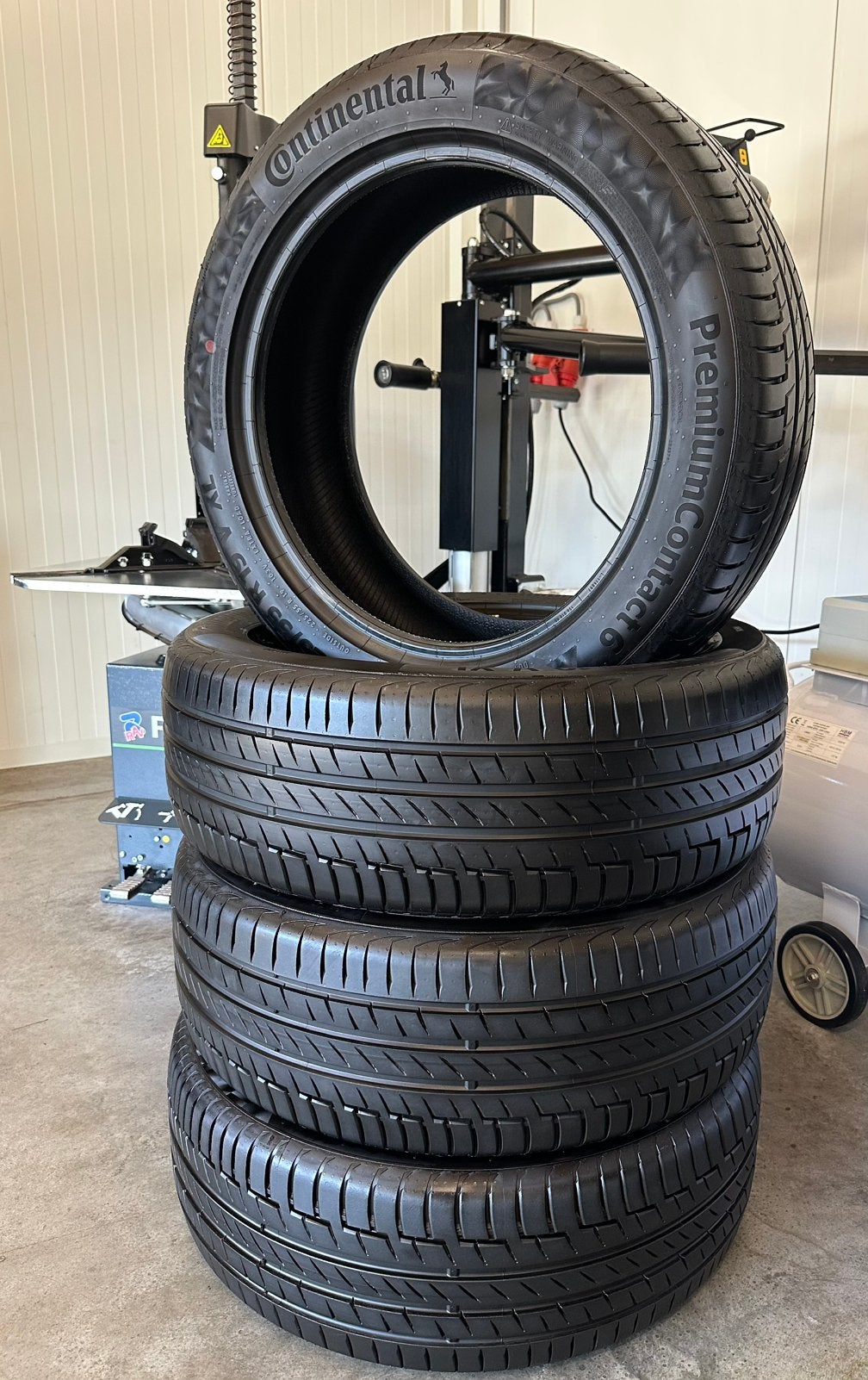 4 Stuks Continental 225 55 19 Zomerbanden Inclusief Montage