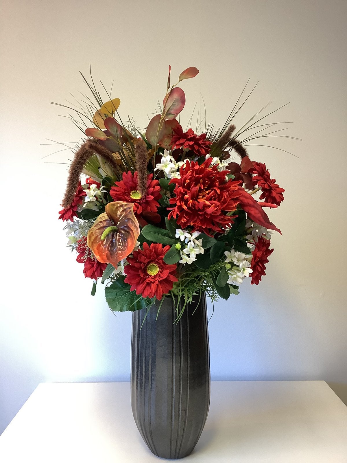 Rood chrysanten en gerbera stuk in hoge stenen pot 85 hoog, Huis en Inrichting, Ophalen, Zo goed als nieuw