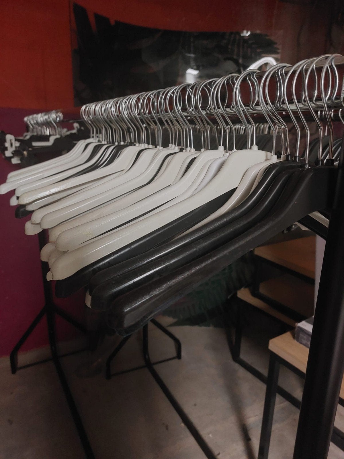 Gratis plastic kledinghangers, Kleding | Dames, Kledinghangers, Ophalen of Verzenden, Kunststof