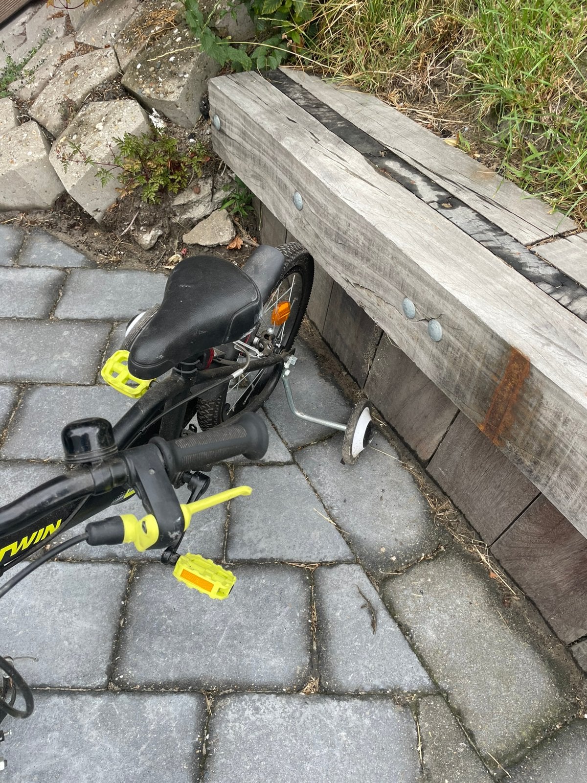 B'Twin kinderfiets met zijwieltjes - 16 inch, Fietsen en Brommers, Fietsen | Kinderfietsjes, Ophalen, Zijwieltjes, Velgrem, 16 tot 20 inch