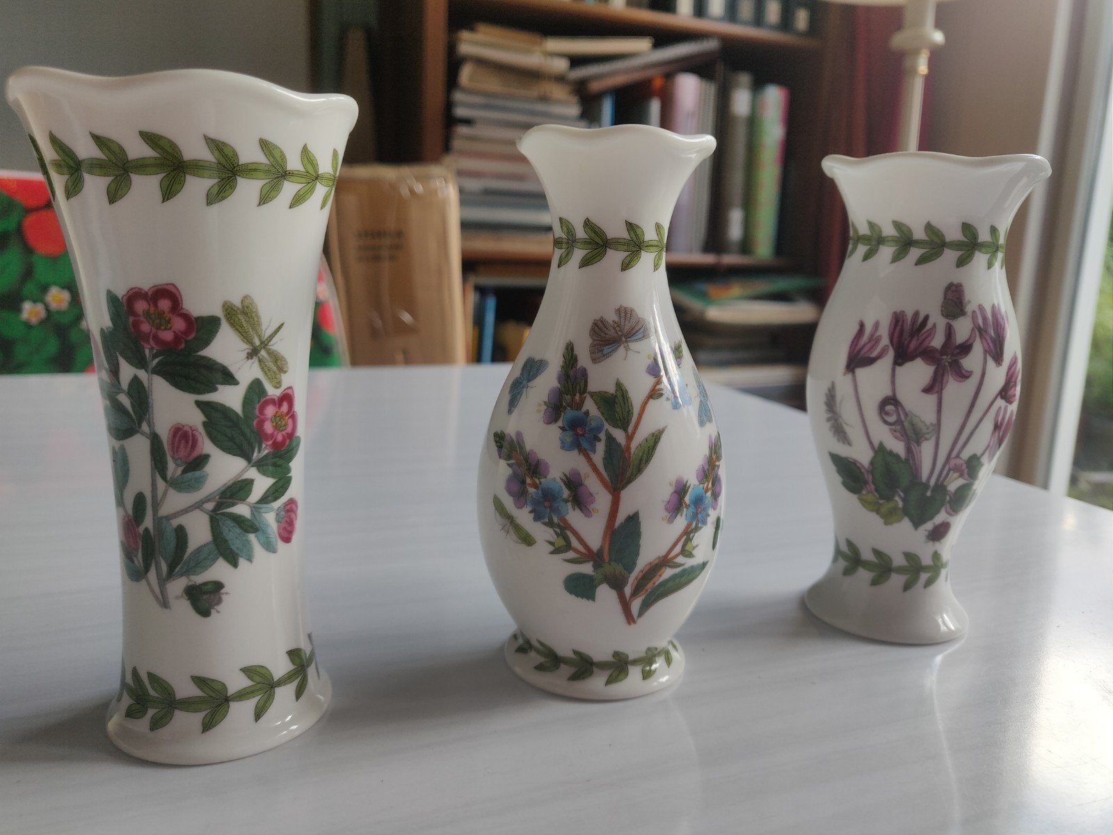 Set van 3 porseleinen vazen met bloemmotief, Antiek en Kunst, Ophalen of Verzenden