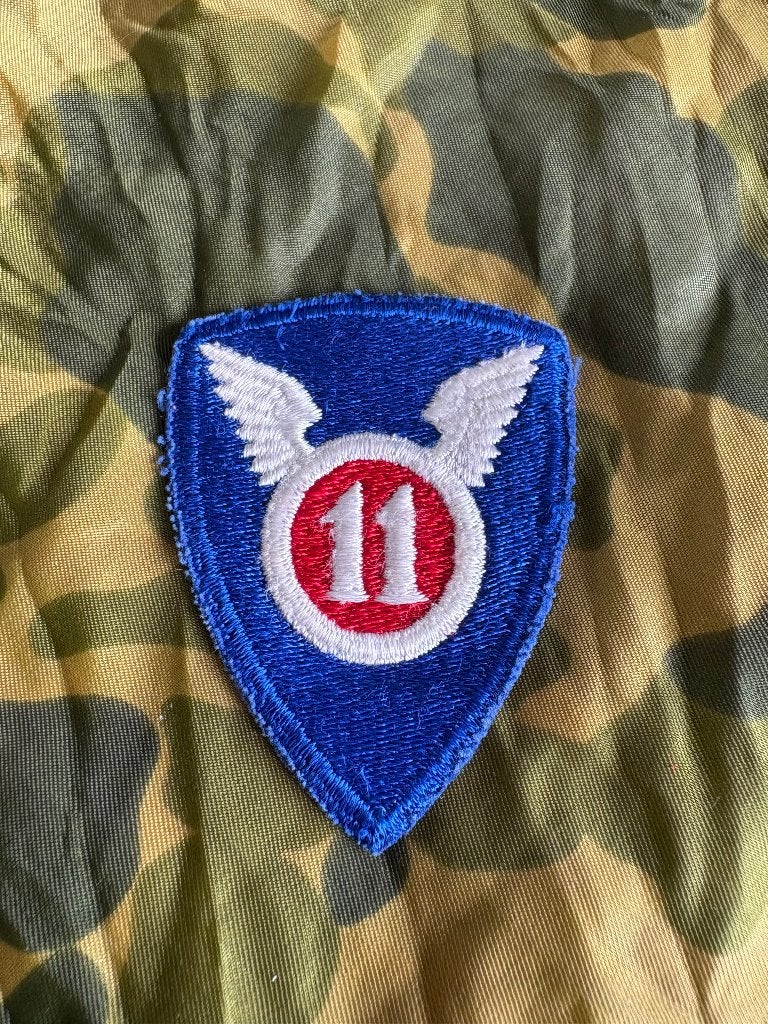 Tweede wereldoorlog US 11th airborne division patch (1), Verzamelen, Ophalen of Verzenden, Landmacht, Amerika, Embleem of Badge