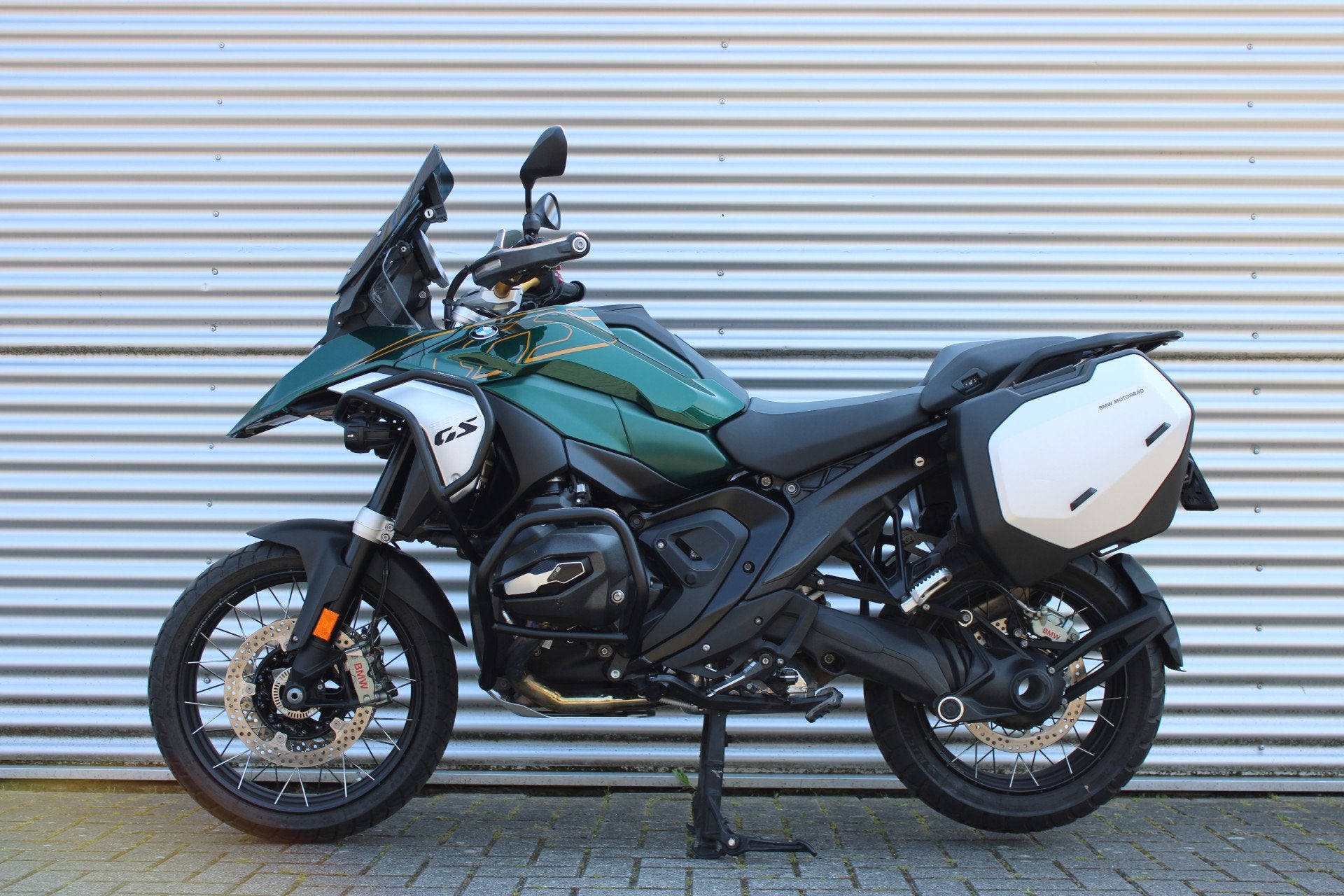 BMW R 1300 GS |1ste eigenaar |Akrapovic |Dealer onderhouden, Verkoop.motorrad@oostland-enschede.nl, Handvatverwarming, Spaansland 10
7543BG  ENSCHEDE, NL