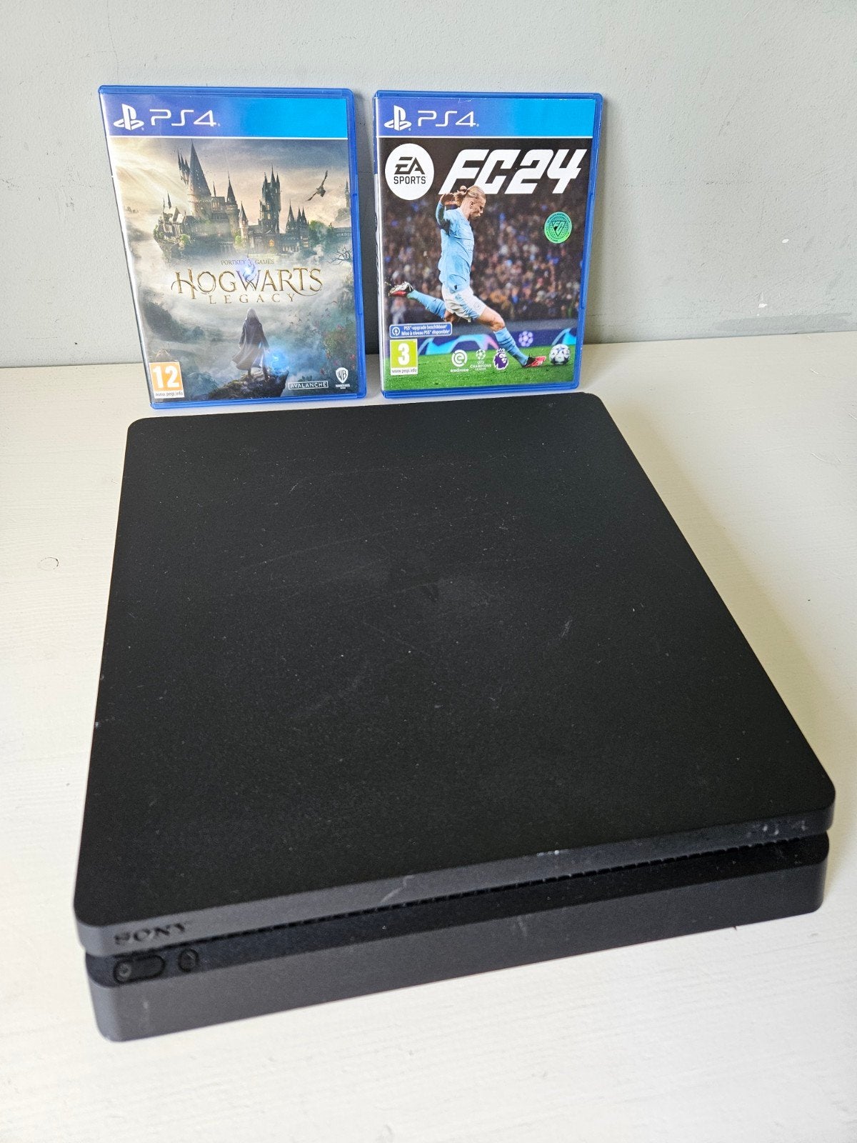 Sony PlayStation 4 Slim 500GB + FC24 & hogwarts legacy Ps4, Ophalen, Zo goed als nieuw, Zonder controller, Slim