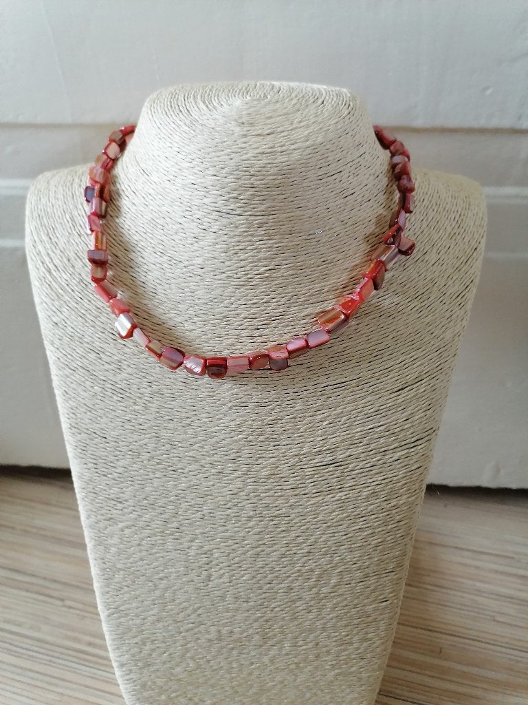 Nieuwe zelfgemaakte ketting met rood parelmoer, Sieraden, Tassen en Uiterlijk, Kettingen, Ophalen of Verzenden, Nieuw, Rood, Steen of Mineraal