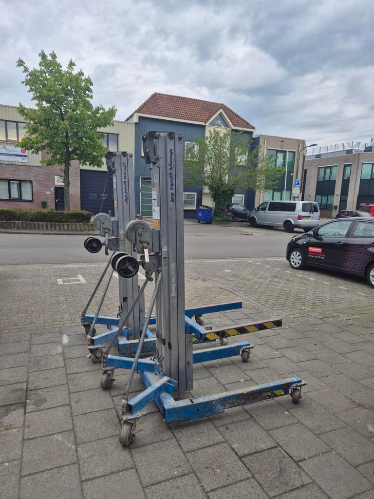 2x Gebruikte Genie Superlift Advantage Kanaalliften, Zakelijke goederen, Machines en Bouw | Liften, Steigers en Ladders, Ophalen
