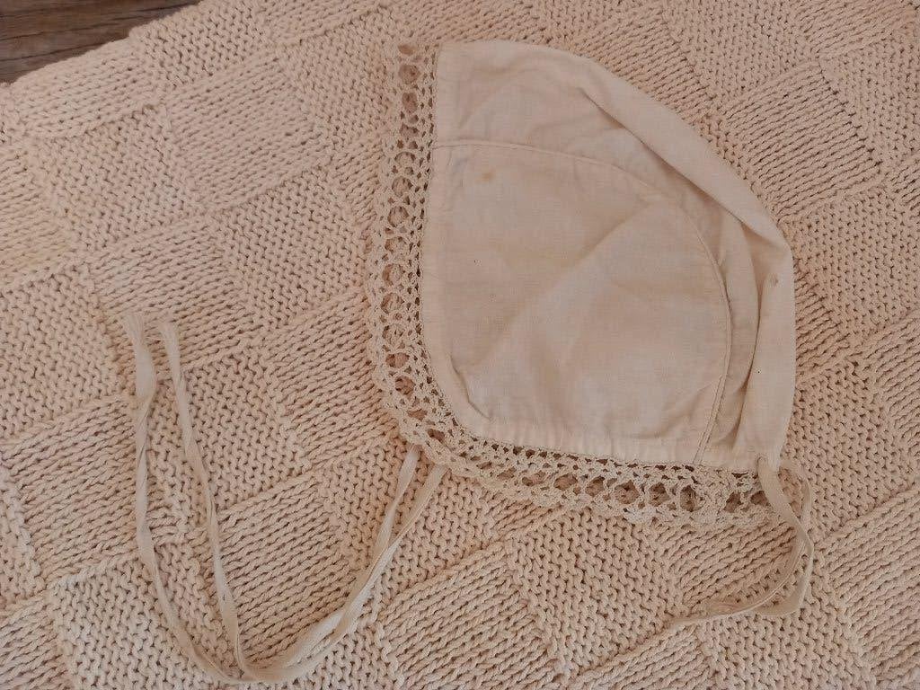 Antiek poppen mutsje.13 x 13 cm., Verzamelen, Poppen, Ophalen, Zo goed als nieuw, Kleertjes