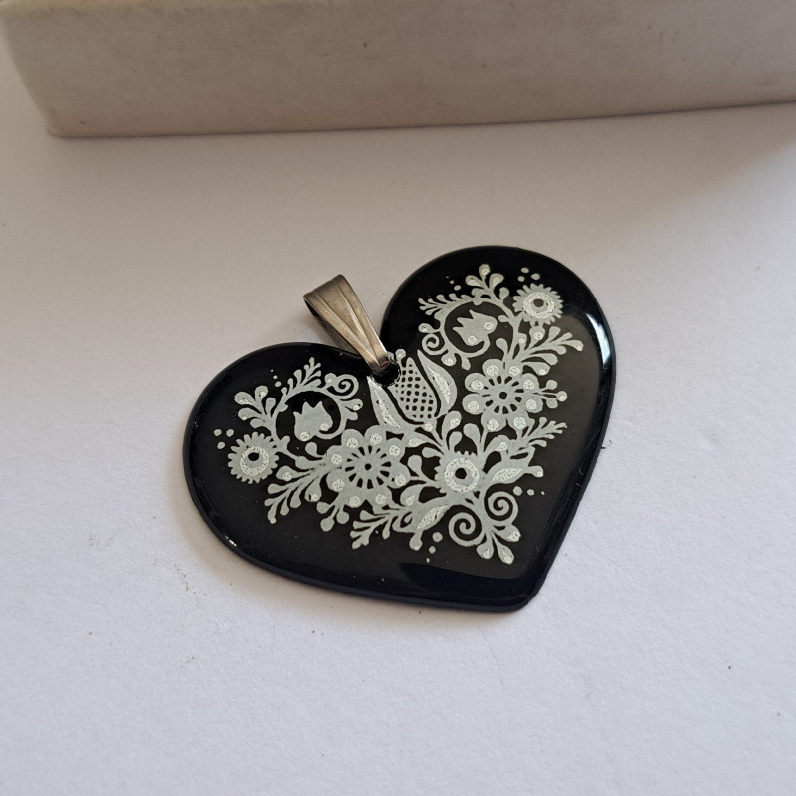 oud Emaille hartje gemerkt, Sieraden, Tassen en Uiterlijk, Antieke sieraden, Verzenden, Overige materialen