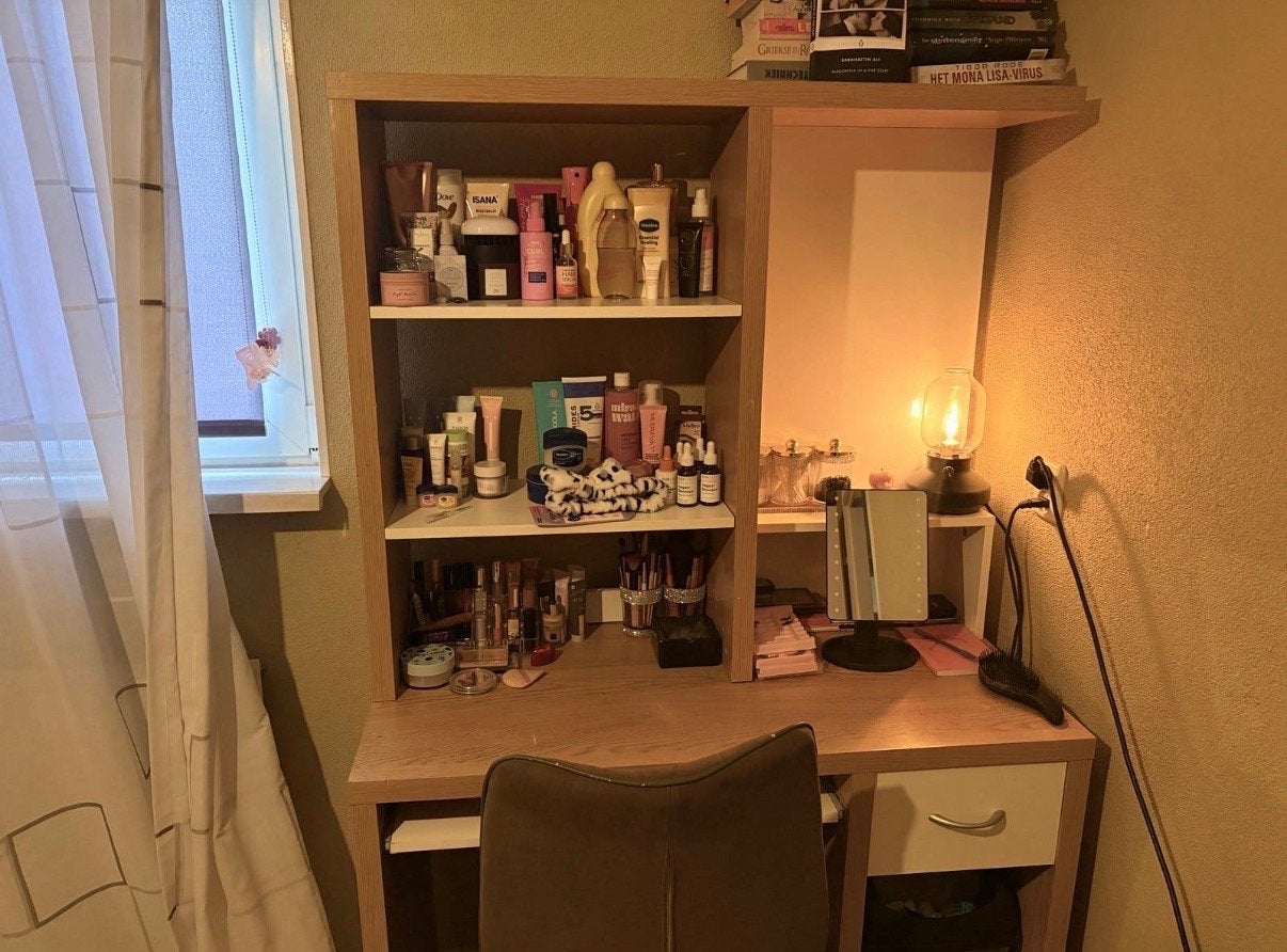 GRATIS Bureau + suede stoel, Huis en Inrichting, Ophalen, Opbergruimte, Gebruikt, Hout