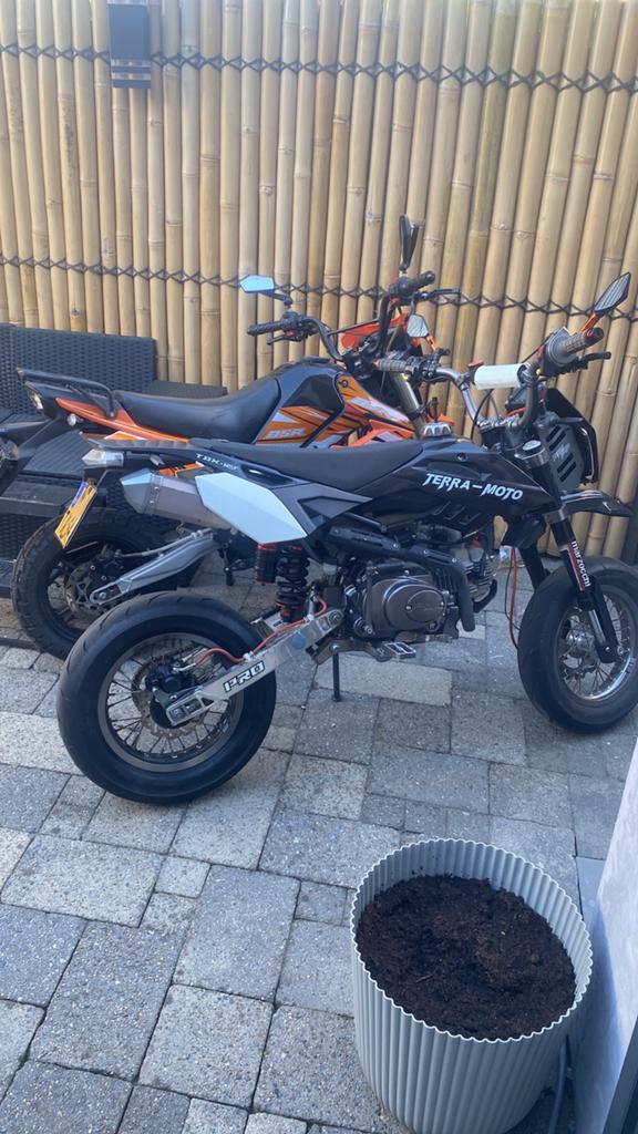 Pitbike supermoto met motorkenten grom 125cc, Fietsen en Brommers, Minibikes, Midibikes en Pitbikes, Ophalen of Verzenden, Zo goed als nieuw