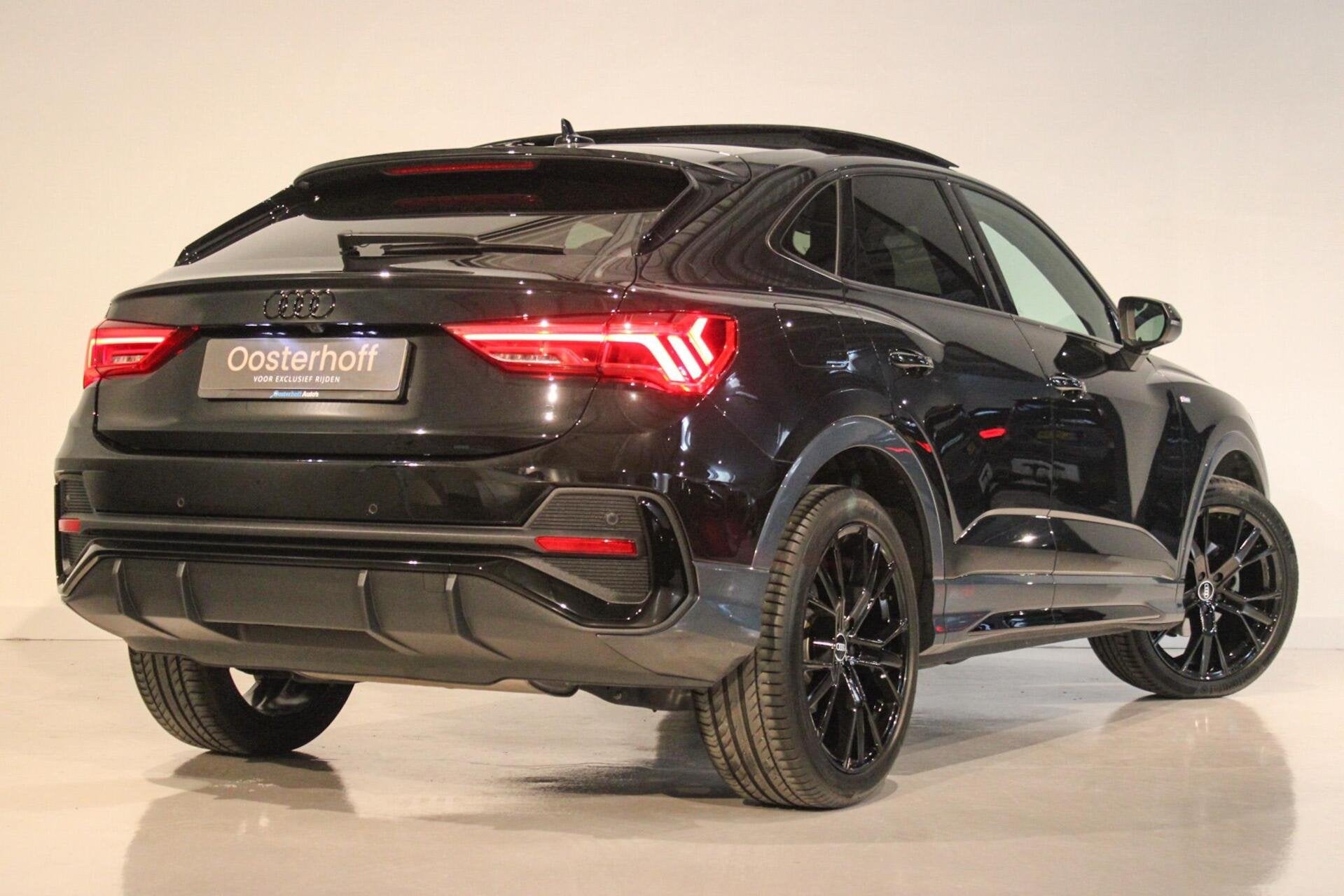 Audi Q3 35 TFSI S edition PANO | Sfeer, 15 km/l, 4 cilinders, 150 pk, Leder en Stof