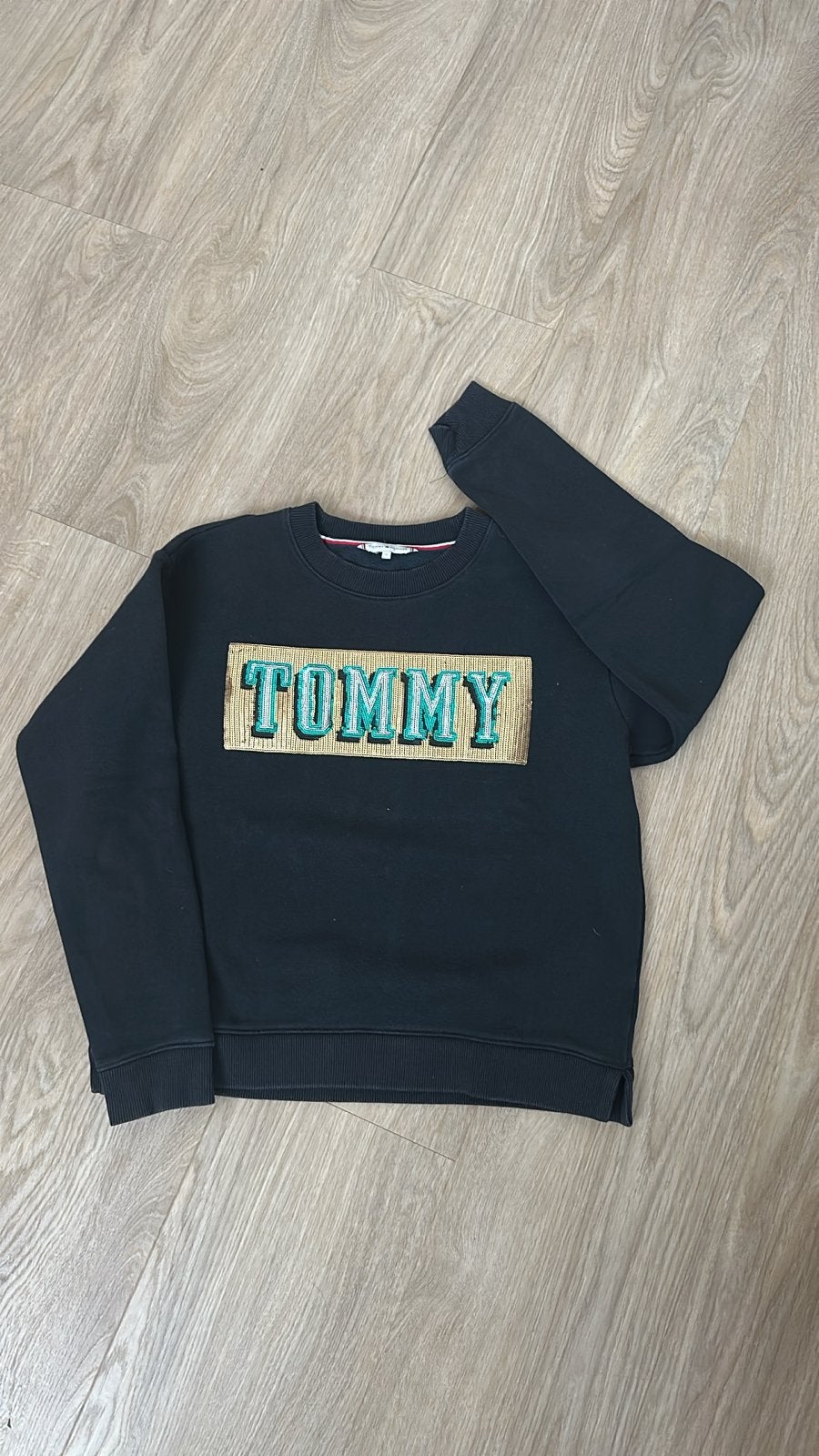 Tommy Hilfiger sweater met pailletten logo, Ophalen of Verzenden, Zo goed als nieuw, Maat 36 (S), Zwart
