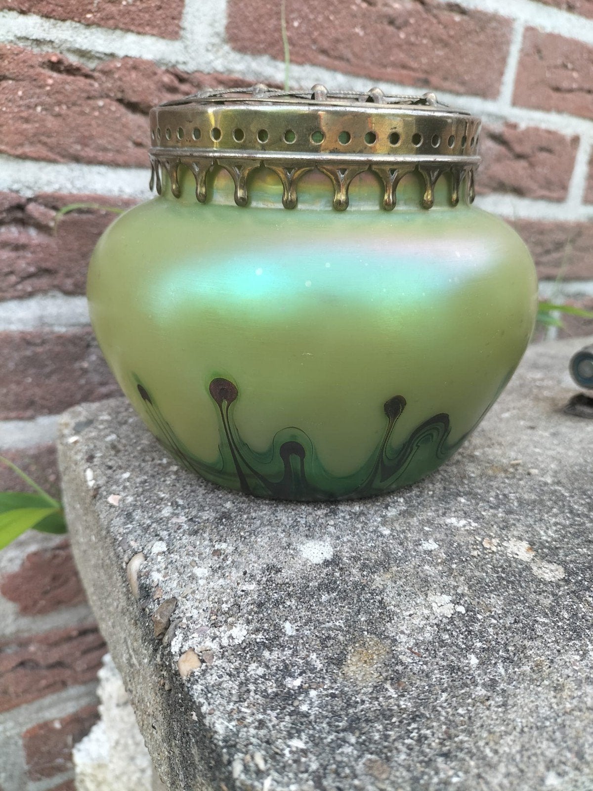 Antieke Loetz vaas met iriserend glas en metalen rooster, Antiek en Kunst, Ophalen of Verzenden