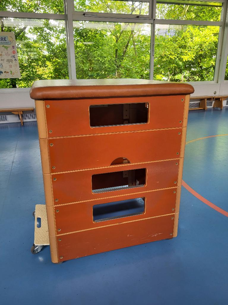 Kast gymzaal, Maat 36 t/m 42, Ophalen, Gebruikt, Materiaal