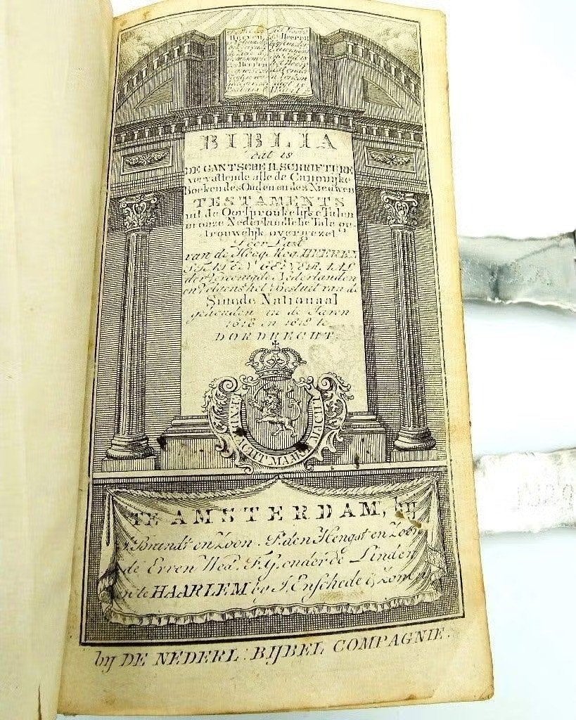Bijbel met zilveren sloten met bijbelse voorstellingen, 1818, Verzenden
