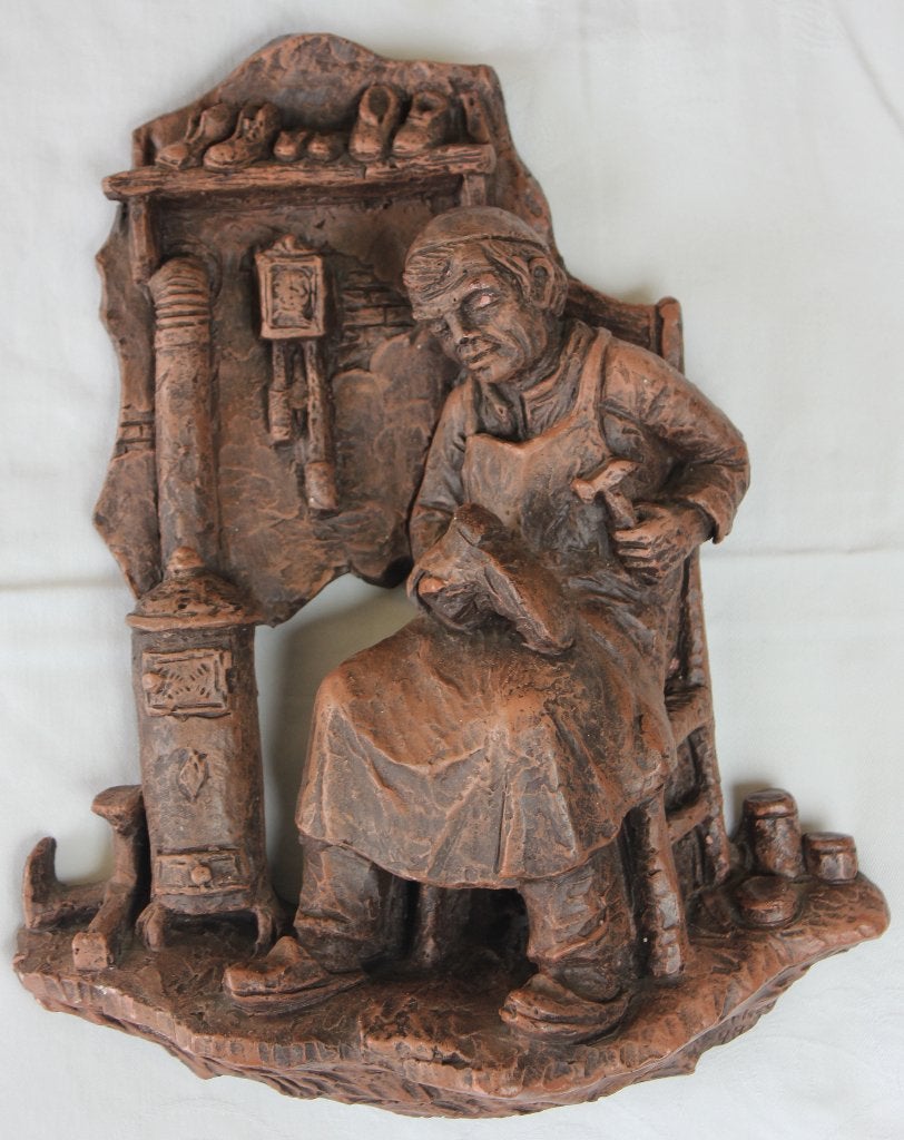 Wandsculptuur van een schoenmaker, Ophalen, Wanddecoratie, Steen of Keramiek, Bruin