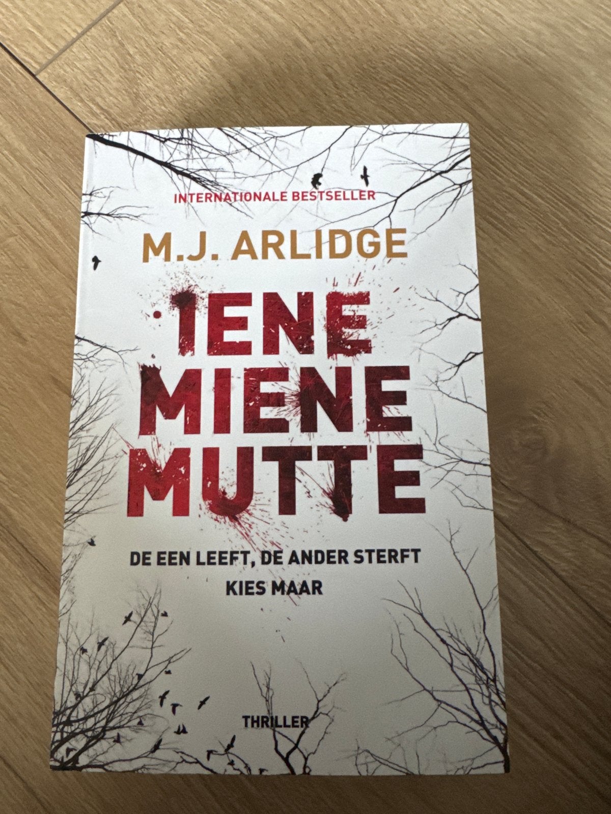 Boek Iene Miene Mutte - M.J. Arlidge (Thriller), Boeken, Thrillers, Nieuw, Nederland, Ophalen of Verzenden